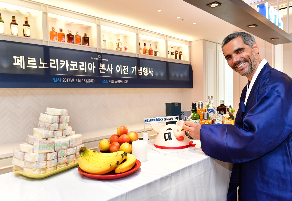 장 투불 페르노리카코리아 대표가 18일 신사옥 이전에 따른 기념행사의 일환으로 액운을 없애고, 풍요와 행운이 오도록 기원하는 고사를 진행하고 있다. (사진=페르노리카코리아)