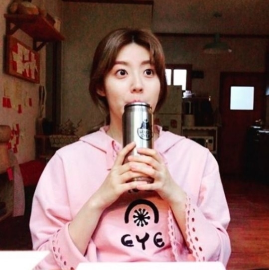 '놀란 도끼눈 한 남지현, 핑크 후드티...이렇게 깜찍해'