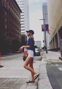 Kard 전소민, 핫팬츠 도심 속 우월함 뽐내는...수수함 돋보이는 옆태