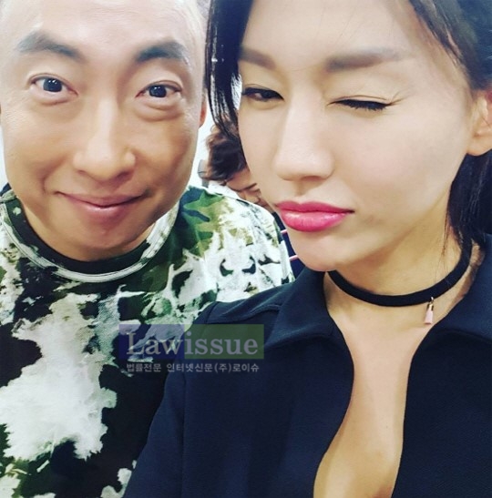 서유정, 빨간 앵두입술...살짝 찡그린 눈 '섹시한 매력'