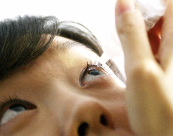 에어컨 사용 증가로 인한 여름철 안구건조증 예방 습관은 ?