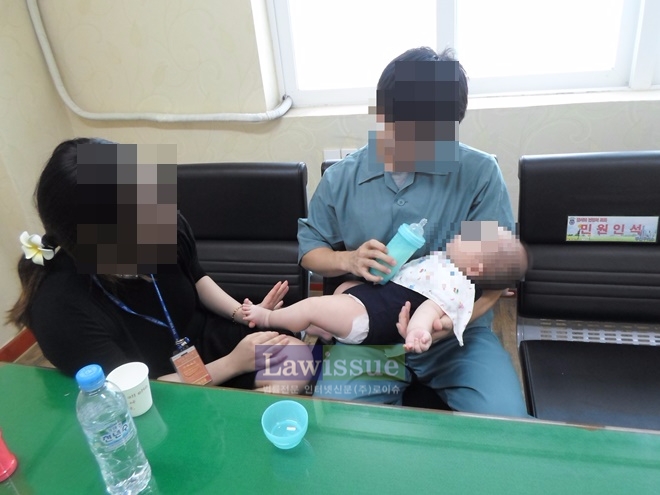 안락한 분위기 속에서 가족접견을 하고 있다.