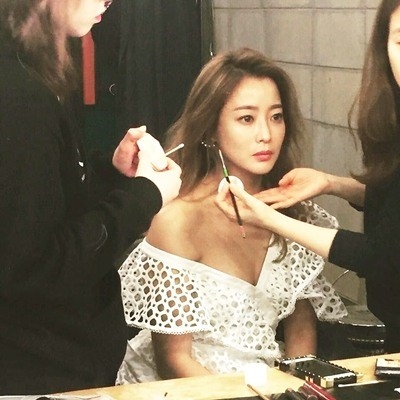 어깨 라인 훤히 드러낸 우아한 자태...섬총사 김희선, 이게 실화냐?