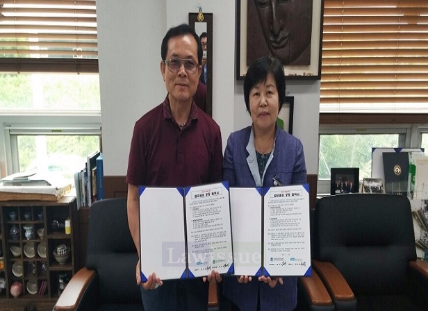 하승범 대표와 백기영 지부장(사진우측)이 업무협약서를 내보이며 기념촬영.