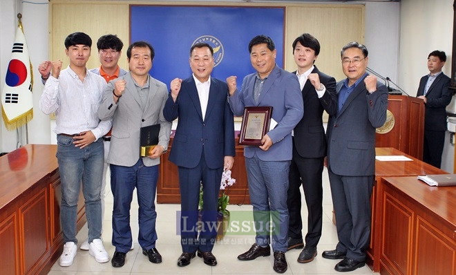 대구남부서 2층 소회의실에서 포상식을 갖고 파이팅을 하고 있다,
