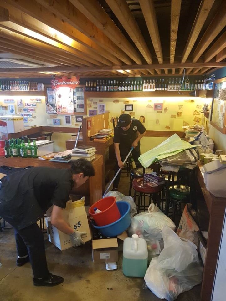 ▲수해 가맹점 복구 작업 진행 (사진=청담동 말자싸롱 제공)