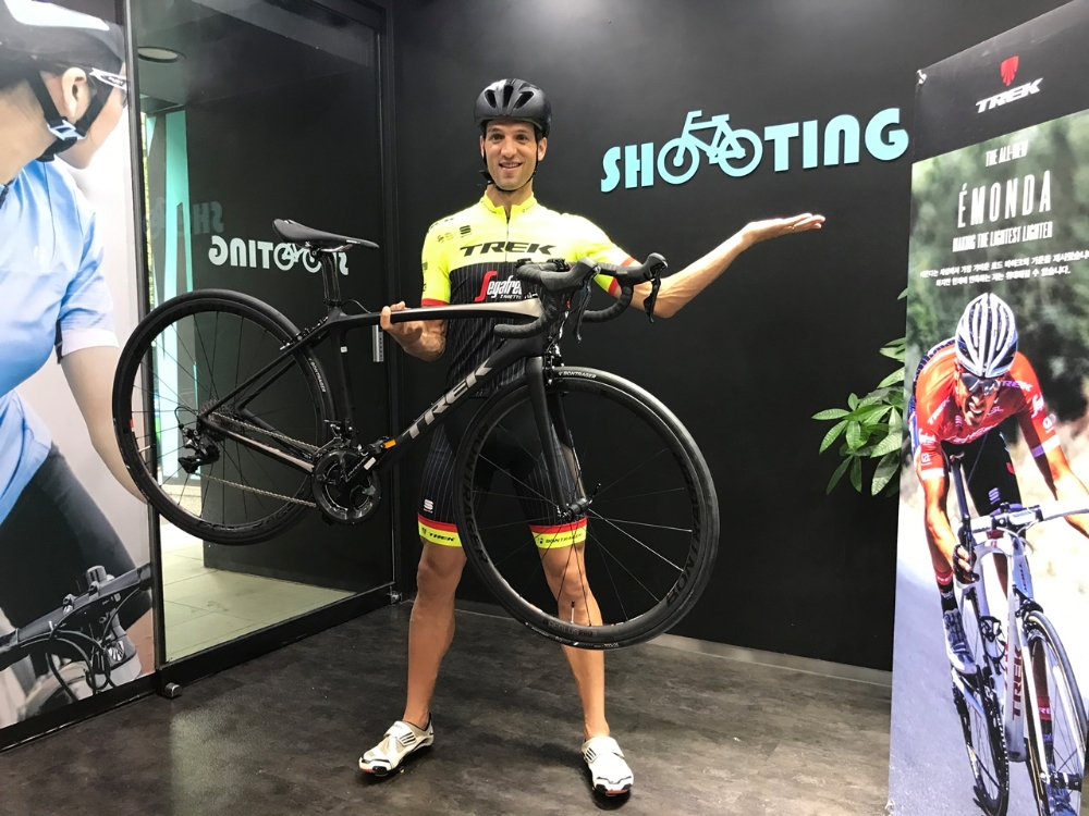 프로 철인3종 선수 요한 스토프베르그(Johan Stofberg)가 서울 강남구 신사동에 위치한 '슈팅(SHOOTING)' 트렉 컨셉 스토어에서 초경량 로드 바이크인 신형 '에몬다(EMONDA)'를 공개하고 있다.(제공=트렉바이시클코리아)
