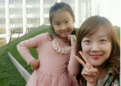 서민정, 러블리 모녀매력 과시...딸과 잔디밭 앞에서 찰칵