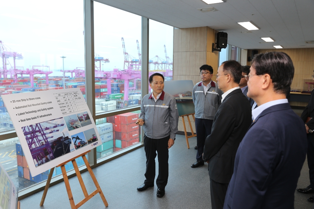 31일 인천신항 선광신컨테이너터미널(SNCT) 홍보관을 방문한 백운규 장관에게 SNCT 이도희 대표가 SNCT 수출현황에 대해 설명하고 있다.(사진=인천항만공사)
