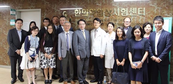 경희대 한방병원 방문 후 홍콩 정부 및 병원 관계자 기념촬영(사진:경희대한방병원 제공)