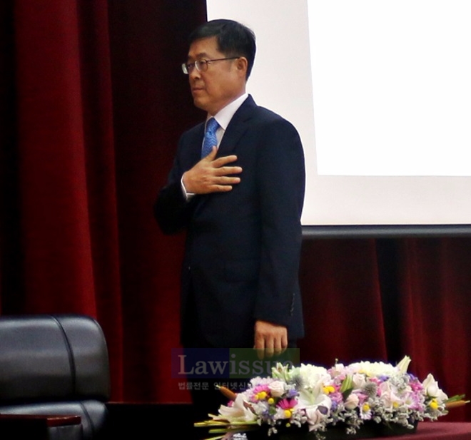 국민의례를 하고 있는 박윤해 울산지검 검사장.