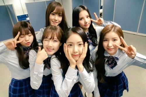 '교복 핏 의상' 입은...여자친구, 저마다 깜찍한 포즈