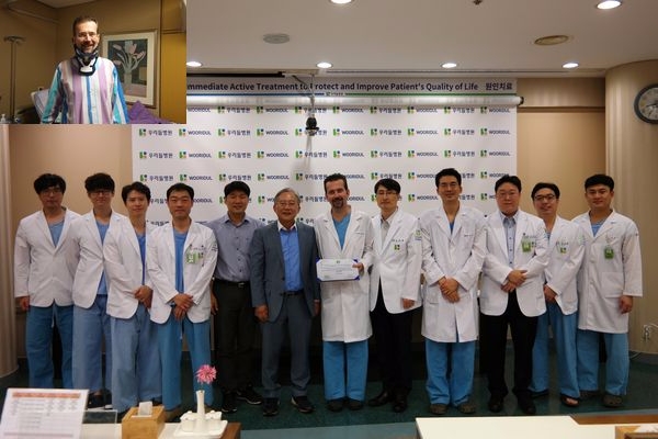 수술 후 건강을 되찾고 환하게 웃고 있는 닥터 얼킨과 1년 과정의 전임의 코스를 마치고 수료식에 참석한 닥터 얼킨과 이상호 회장 외 우리들병원 의료진(사진:강남 우리들병원 제공)