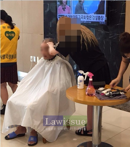 미용 특기를 가진 사회봉사대상자가 어르신의 머리를 손질하고 있다.