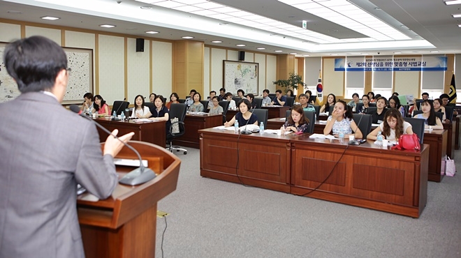 정현수 울산지법 공보판사가 초·중등교사 직무연수 개강식에서 설명을 하고 있다.