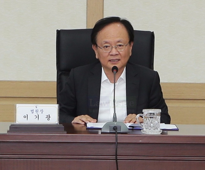 이기광 울산지법원장이 초·중등교사 직무연수 개강식에서 인사말을 하고 있다.