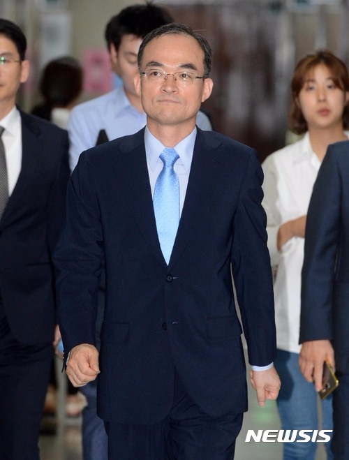 문무일 검찰총장 “외부전문가 구성 수사심의위 도입할 것”