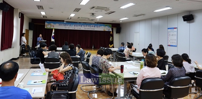 부산선관위 4층 대회의실에서 초·중등 교원들을 상대로 민주시민교육 연수가 진행되고 있다.