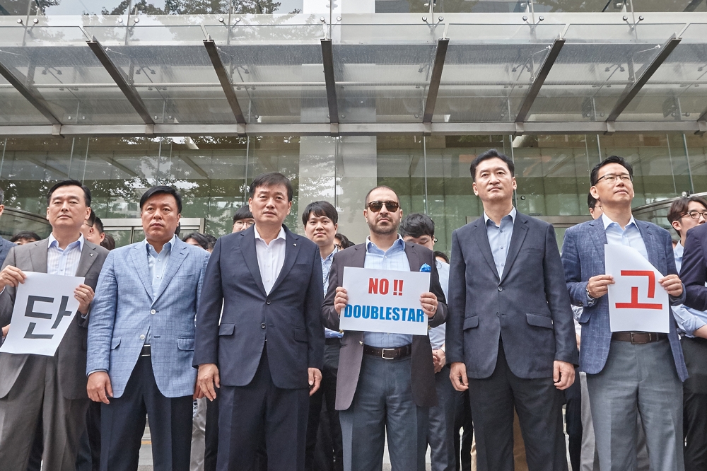 8일 광화문 사옥 앞에서 침묵 시위 중인 금호타이어 영업 직원들.(사진=금호타이어)