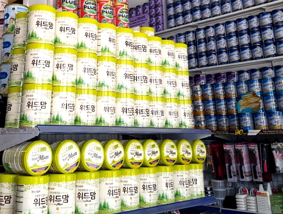 파스퇴르 무항생제 위드맘 분유가 베트남 유아 전문점에 진열되어 있다. (사진= 롯데푸드 제공)