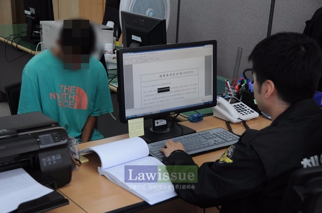 구속한 베트남선원을 조사하고 있다.
