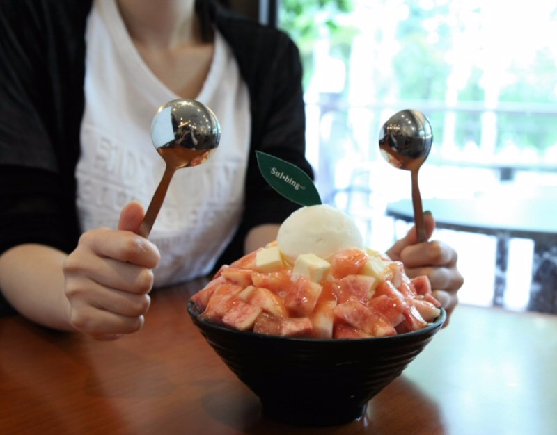 요거트 아이스크림을 더 얹은 복숭아설빙. 사진=설빙