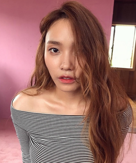 이진아, 긴 머리 늘어뜨린 채...'부러질 듯 쇄골라인'