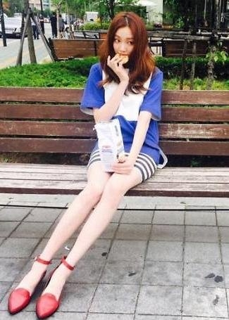 이성경, '벤치에 앉아 부러질 듯한 다리라인...길이도 엄청나'