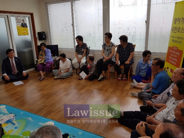 어르신들을 상대로 필요한 법률강의를 하고있다.