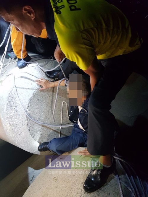 테트라포드로 추락한 낚시객을 구조하고 있다.