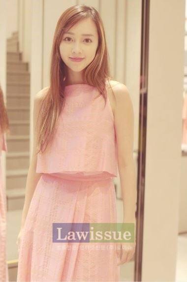 '부러질 듯 팔뚝 보호본능 자극'...아유미, '핑크 착시원피스 블링블링