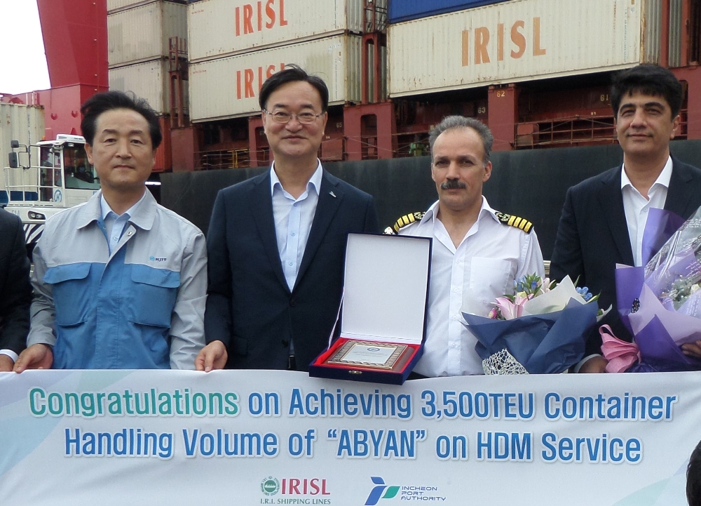 (좌측부터)한진인천컨테이너터미널 최효민 상무, IPA 남봉현 사장, Shahbazi 선장, Ebrahimi 컴파스마리타임(IRISL 한국대리점) 사장이 1항차 최고 처리량 기록을 기념하고 있다.(사진=인천항만공사)