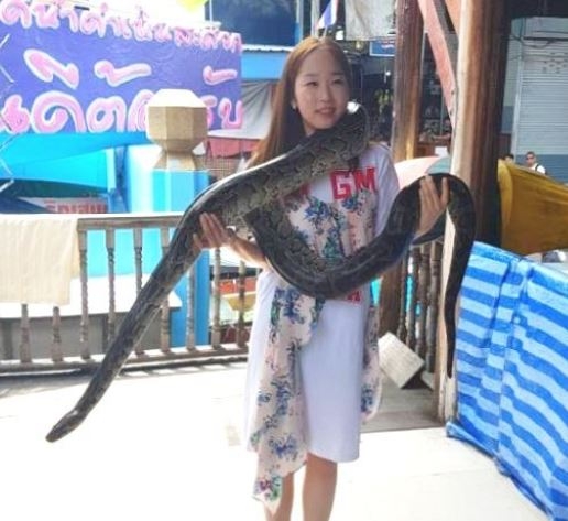 싱글와이프 한수민, 뱀을 목에 두른 채 꽃미모 뽐내...담대함은 덤