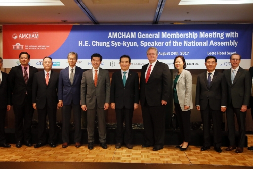 24일 주한미국상공회의소(AMCHAM) 주최로 열린 오찬 간담회에서 기념촬영을 하고 있는 정세균(가운데) 국회의장(사진=국회의장실 제공)