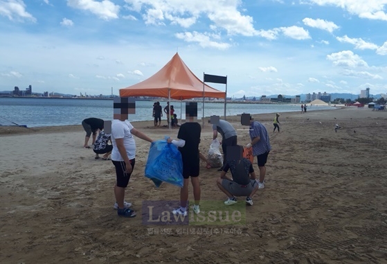 사회봉사대상자들이 영일대해수욕장 환경정화를 하고 있다.