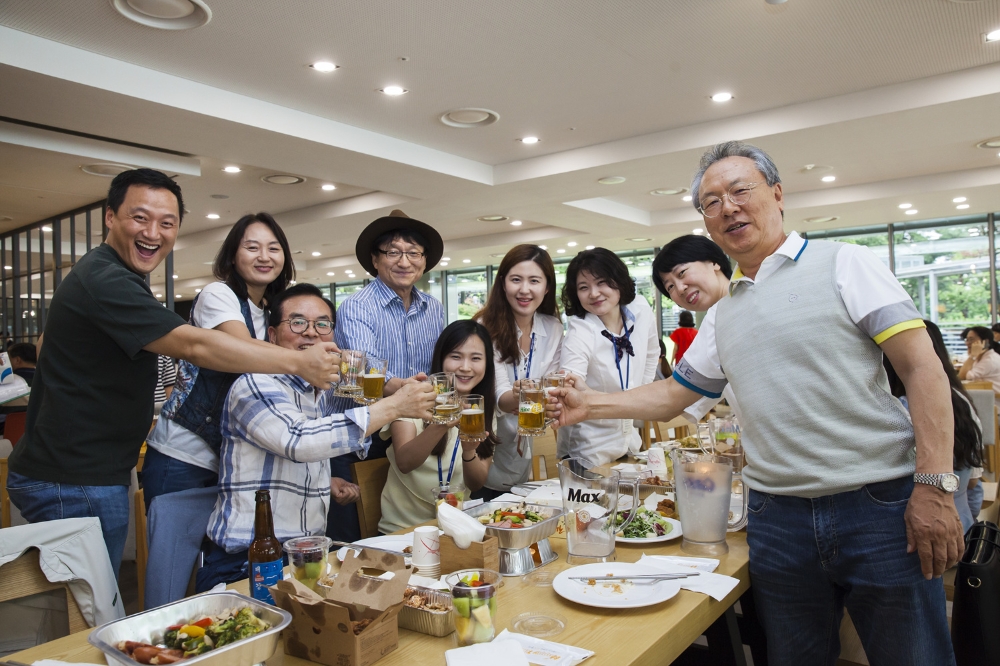 용인시에 위치한 목암타운에서 임직원들이 ‘비어파티’를 즐기고 있다.(사진=녹십자 제공)