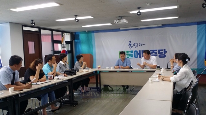 을지로위원회가 여성긴급전화 1366울산센터 비조합원들과 간담회를 갖고 있다.