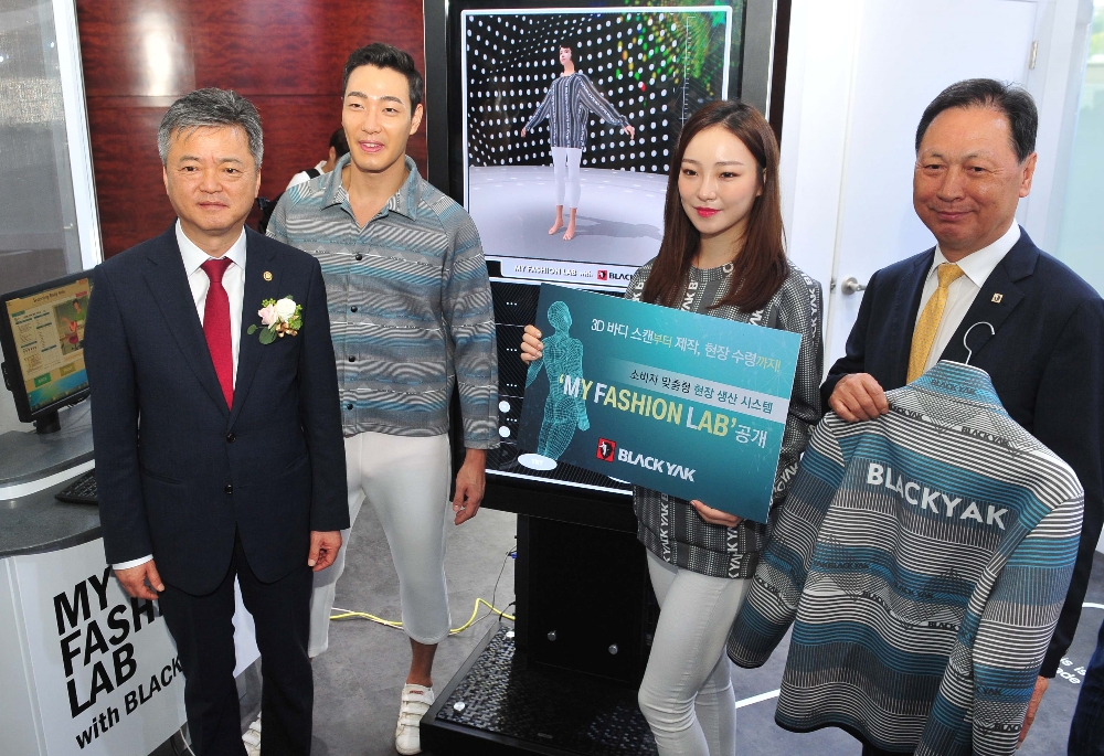 산업통상자원부 이인호 차관(맨 왼쪽), 블랙야크 강태선 회장(맨 오른쪽).(사진= 블랙야크)