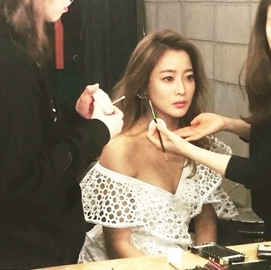 섬총사 김희선, 우아함 속에 고혹美로 시선올킬...'이러니 반할 수 밖에'