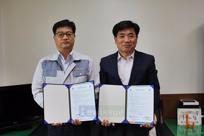 임덕민 대표와 김수진 지부장(사진우측)이 기념촬영.