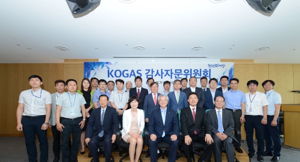 한국가스공사(사장 직무대리 안완기)는 지난 28일 대구 본사에서 감사업무의 전문성과 투명성 강화를 위해 '감사자문위원회'를 발족하고, 신임 자문위원들에게 위촉장을 수여했다.(사진=한국가스공사)
