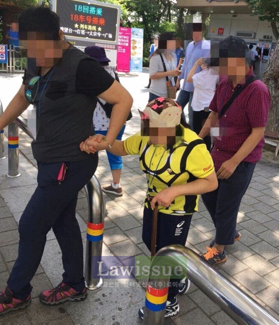 사회봉사대상자들이 장애인 나들이 도우미를 하고있다.