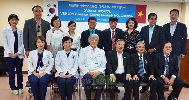 MOU를 체결하고 기념촬영을 하고 있다.