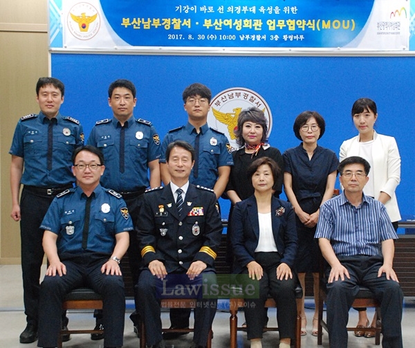 업무협약을 체결하고 기념촬영.