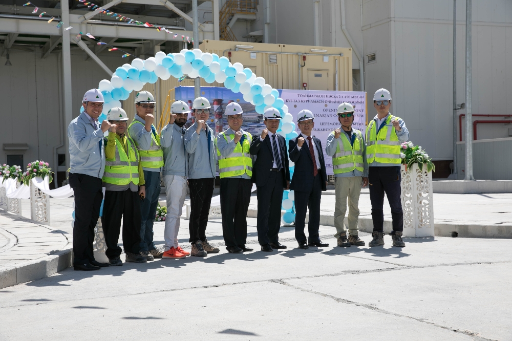 현대건설 전력사업본부 김교태 상무(오른쪽 네번째), 전력사업본부 허명렬 상무(오른쪽 세번째), 전재길 현장소장(오른쪽 다섯번째)를 포함한 임직원이 참석해 기념촬영을 하고 있다. (제공=현대건설)