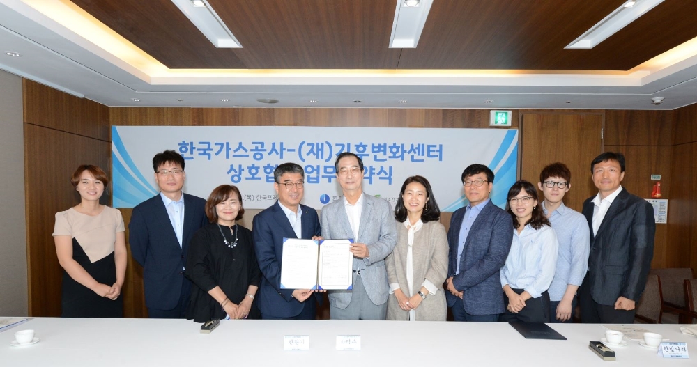 한국가스공사(사장 직무대리 안완기, 왼 네번째)는 31일 서울 프레스센터에서 (재)기후변화센터(이사장 한덕수, 왼 다섯번째)와 국내·외 기후변화 대응 정책연구 및 관련 공동사업 추진 등 상호협력을 위한 업무협약을 체결했다. (사진=한국가스공사)