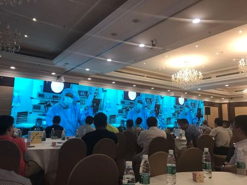 중국에서 개최된 심포지엄 현장에 생중계 되고 있는 수술 모습(사진=분당서울대병원)