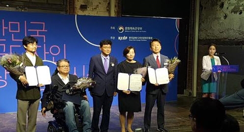 2년 연속 수상의 기쁨을 만끽하고 있는 시관계자 모습