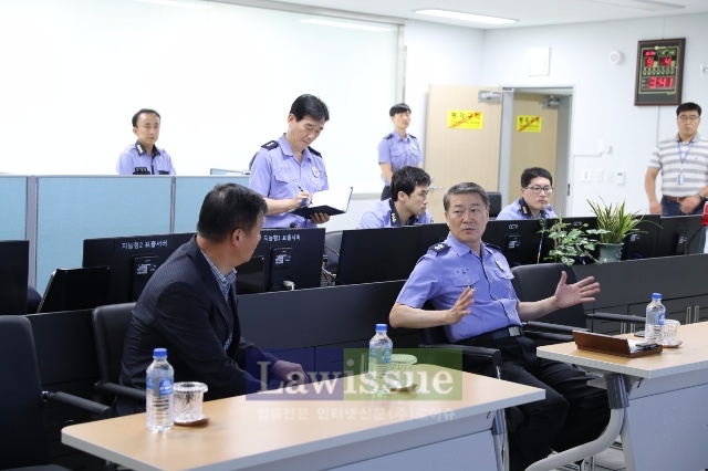 김두석 청장이 부산국제여객선터미널과 부산항 보안공사 상황실을 방문, 시설 관계들을 격려하고 유사시를 대비한 해·항만 대테러 등에 대한 경계강화 근무를 당부하고 있다.