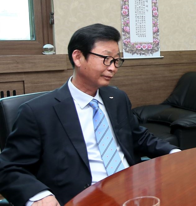 대표적인 친박인사로 진퇴논란이 문제가 되고 있는 주택도시보증공사(HUG) 김선덕 사장.